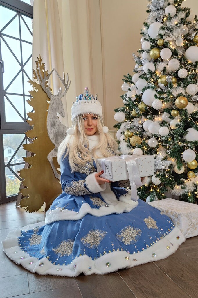 Снегурочка с подарками